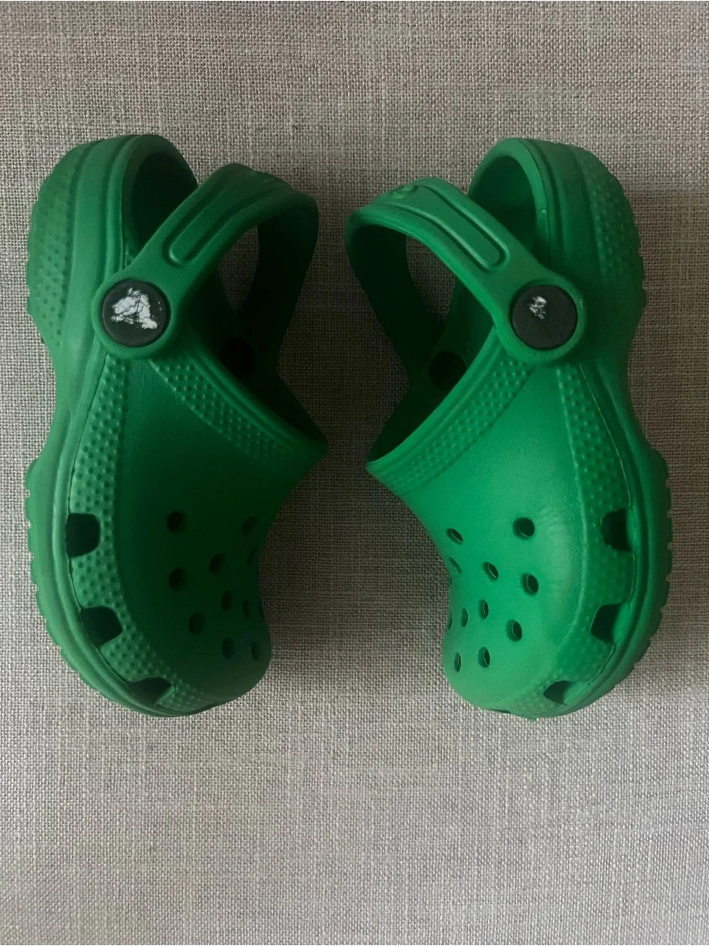 CROCS classic green kids clogs, boys/girls/unisex size 8, outdoors playground